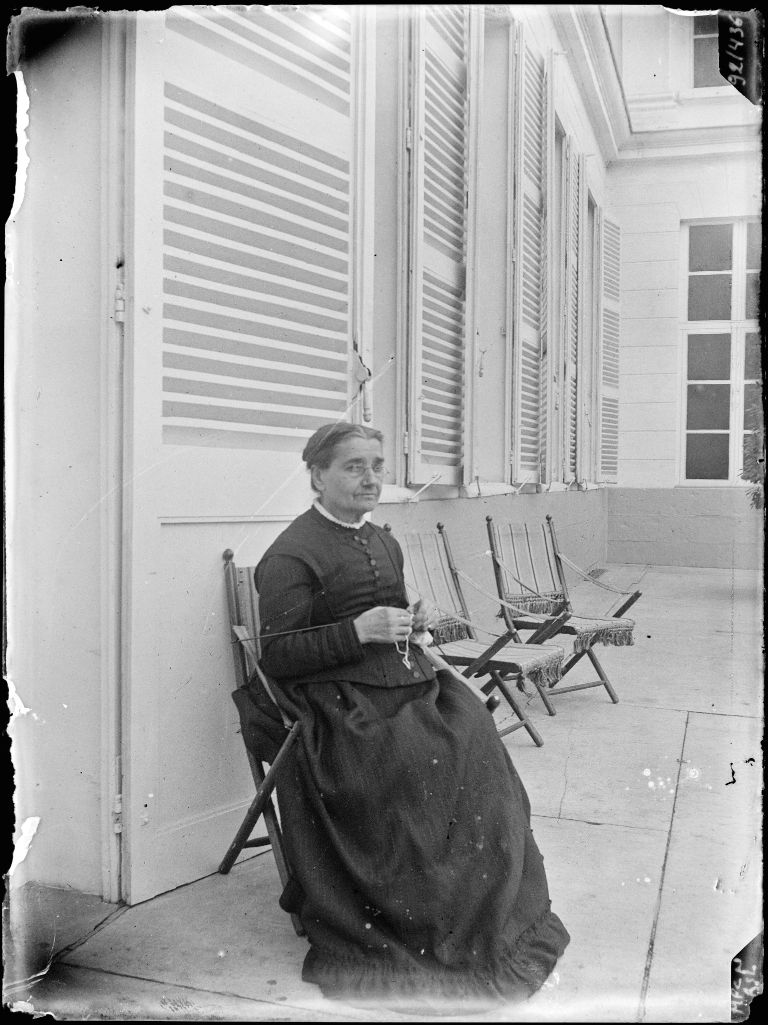 Mademoiselle Amençon tricotant à la terrasse du château de Luchin