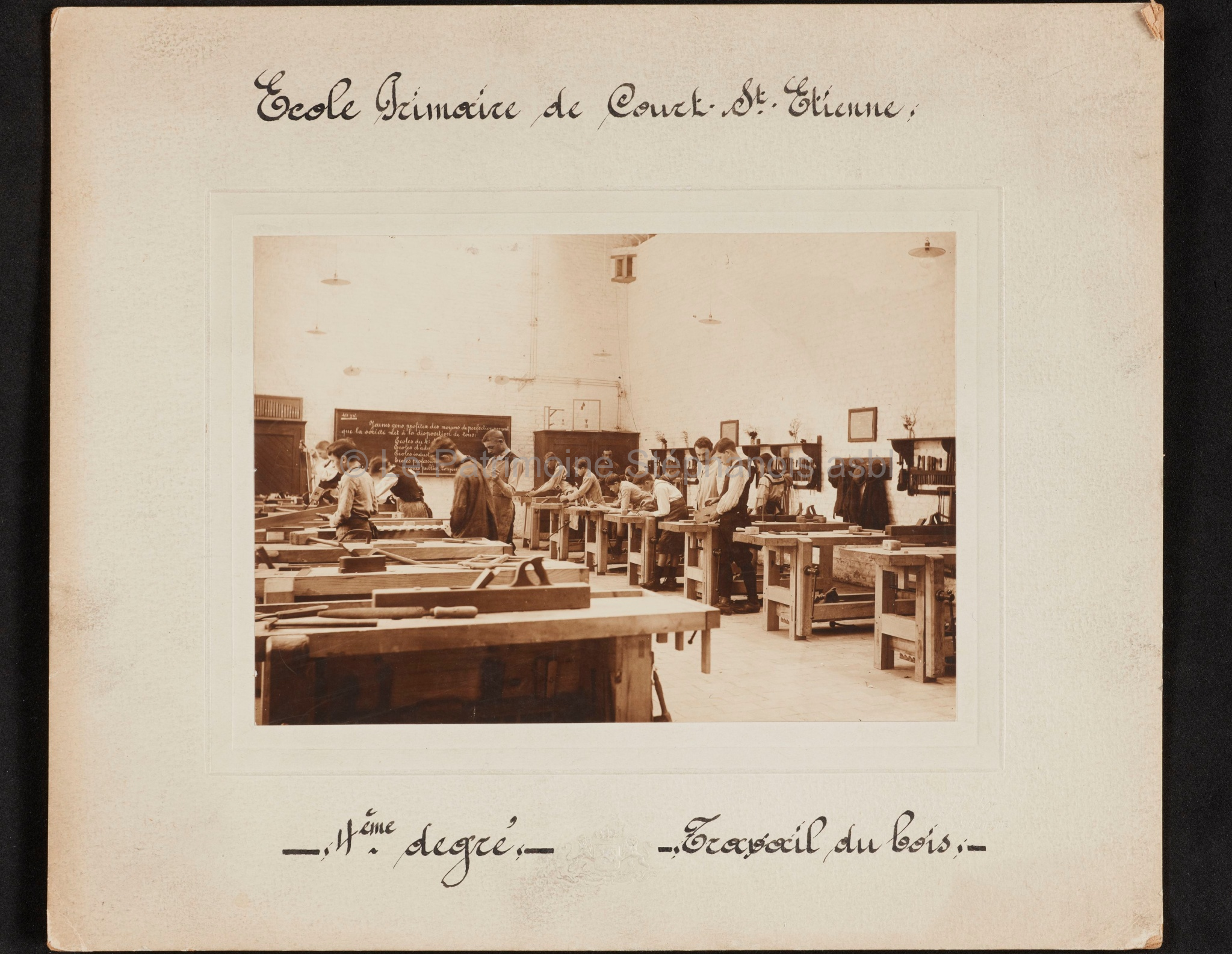 Ecole primaire de Court-Saint-Etienne : Travail du bois (4ème degré)