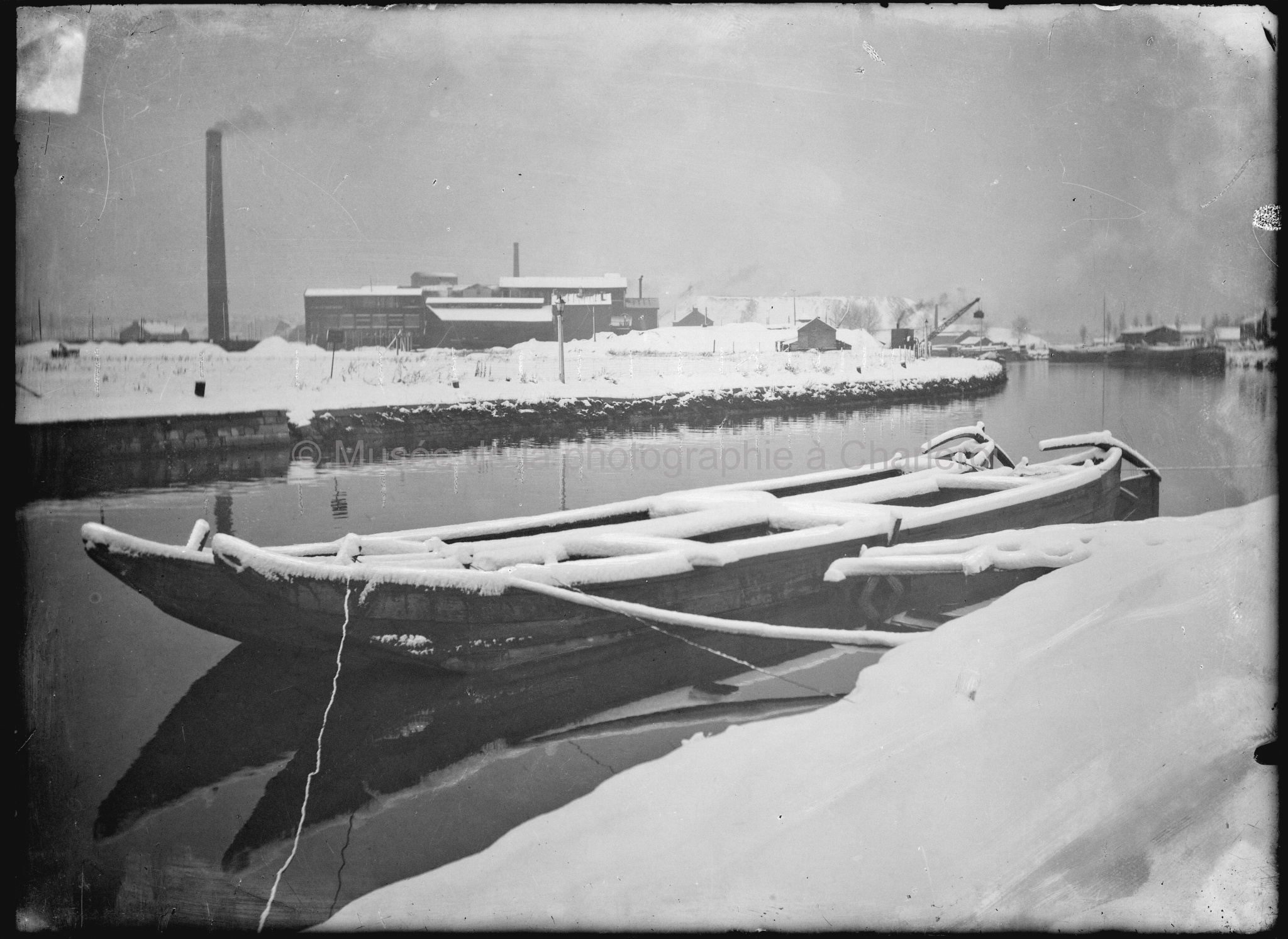 Barque sur la Sambre en hiver