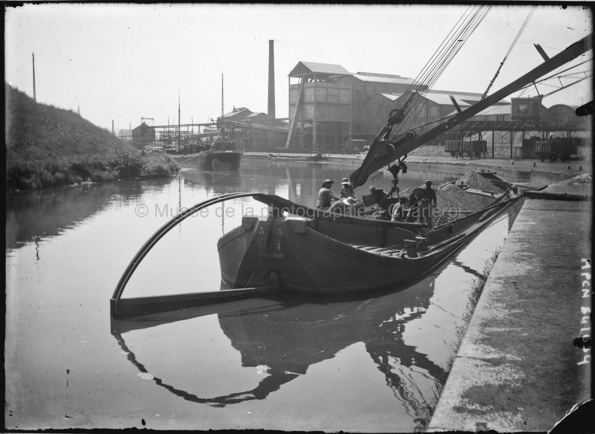 Péniche sur la Sambre avec ouvriers au travail