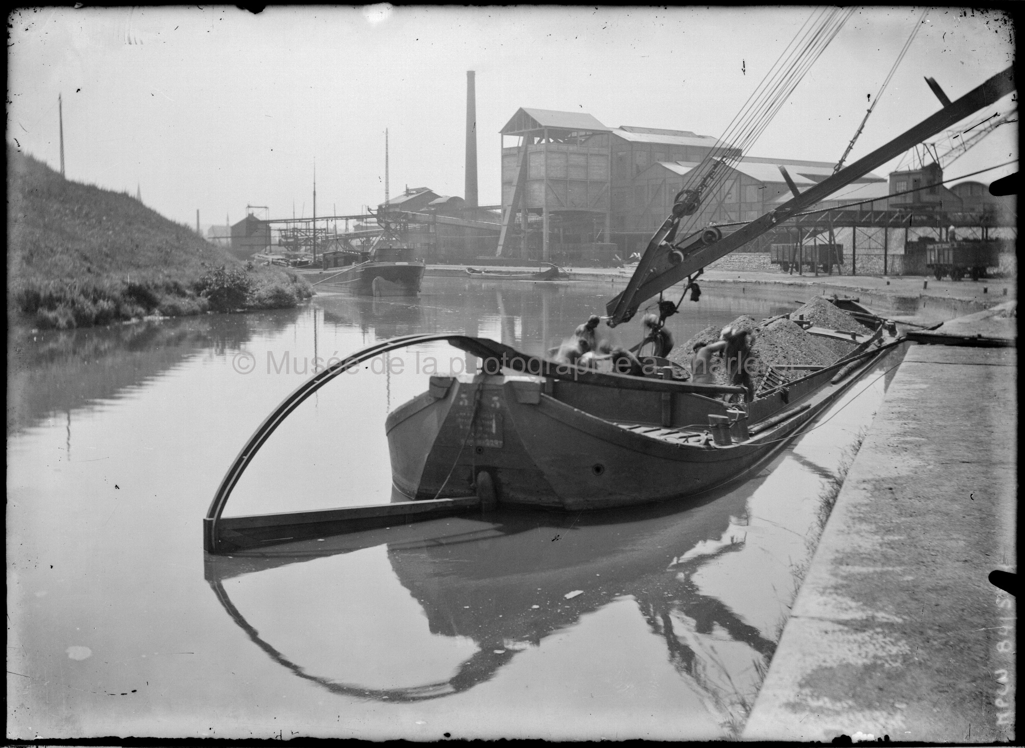 Péniche sur la Sambre avec ouvriers au travail