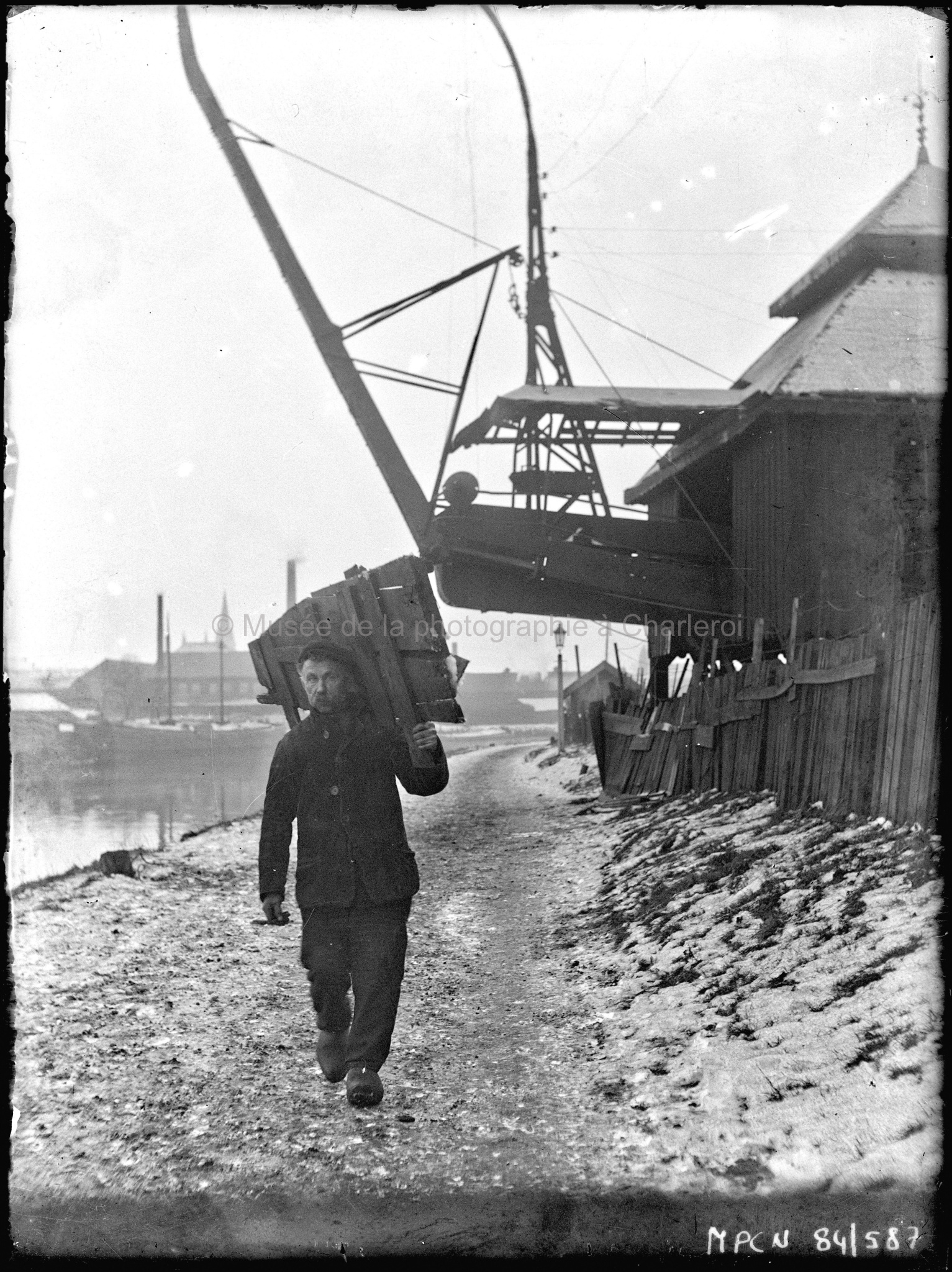 La ronde devant la baraque d'usine sur pilotis