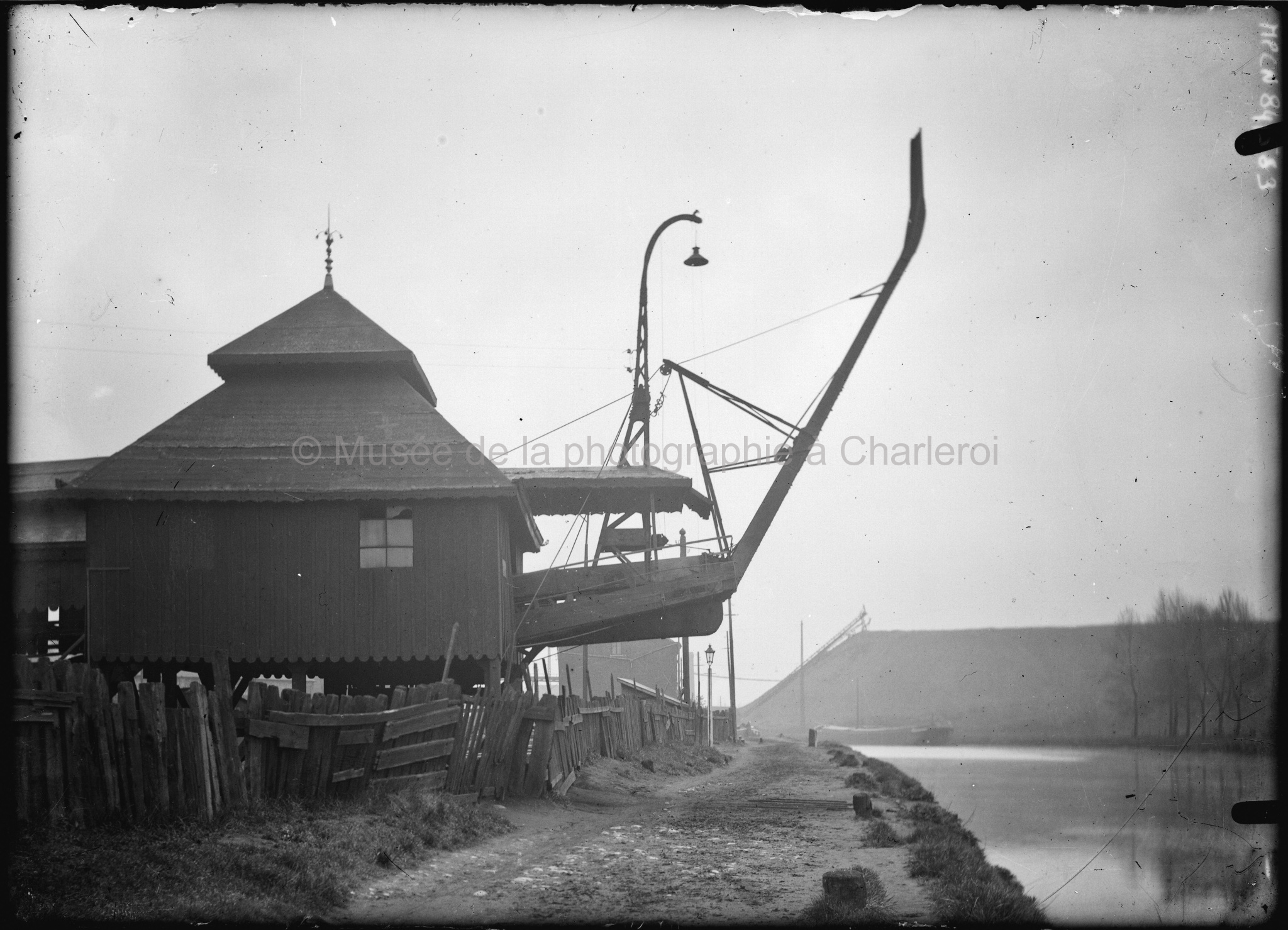 La ronde devant la baraque d'usine sur pilotis